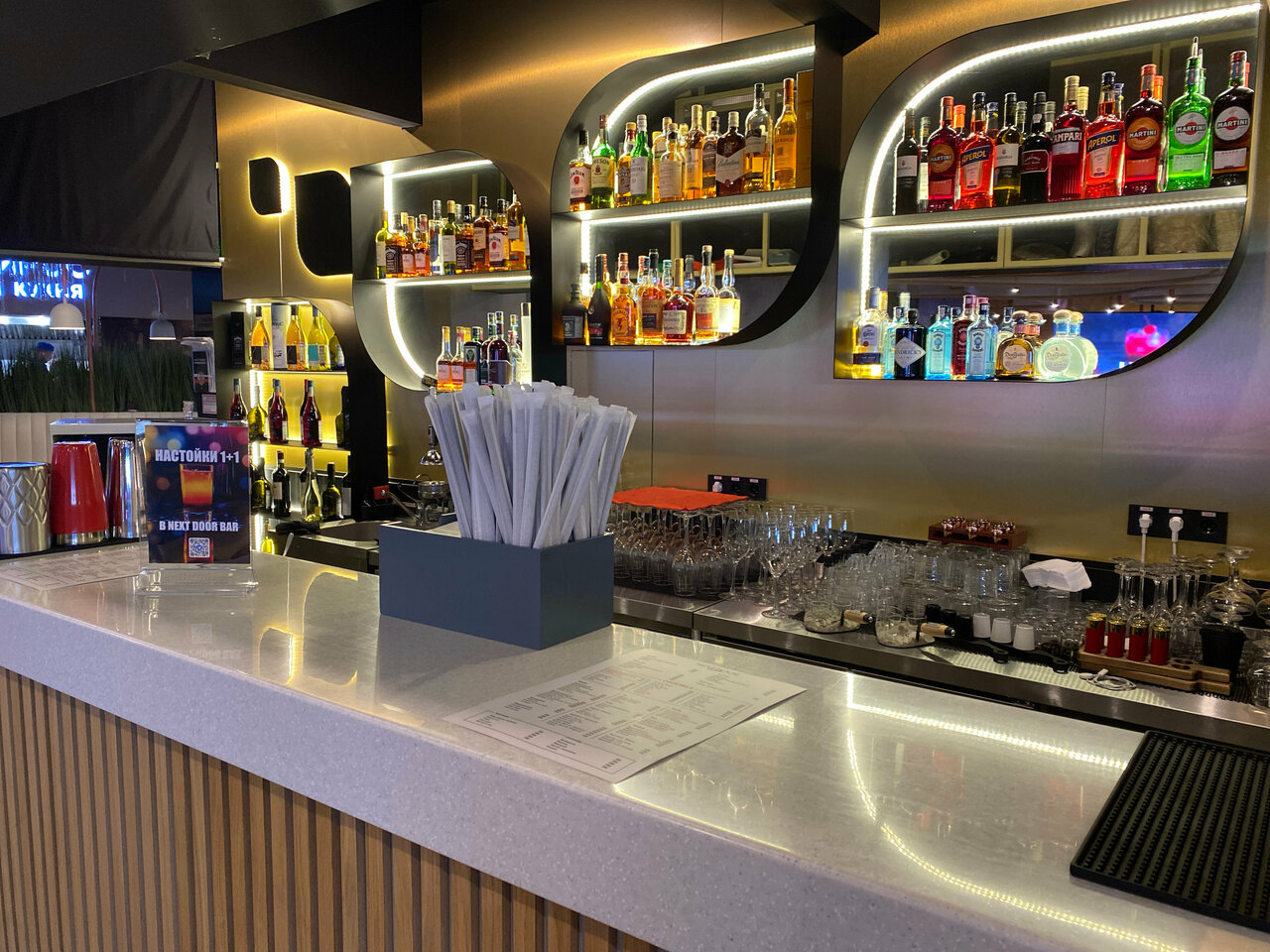 Зал — Next Door Bar