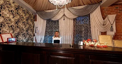 Зал — Николь