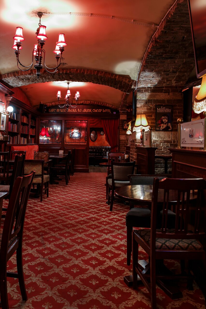 Зал — Punch & Judy Pub