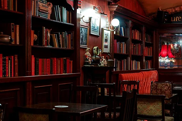 Punch & Judy Pub, Зал — фото