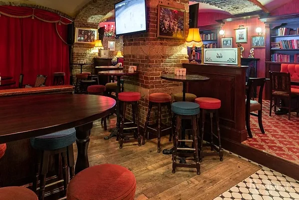Punch & Judy Pub, Зал — фото