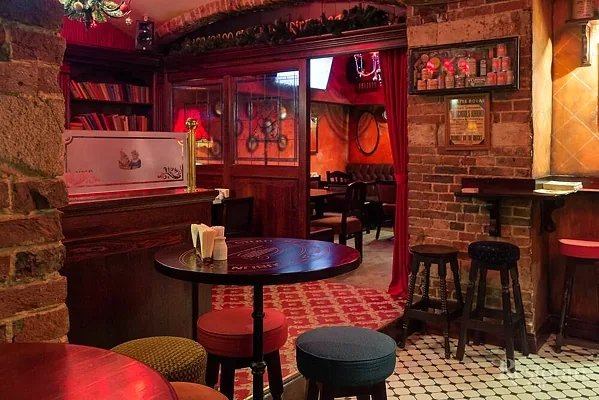 Punch & Judy Pub, Зал — фото