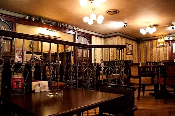 Punch & Judy Pub, Зал — фото