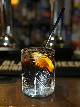 Зал — Harat’s pub