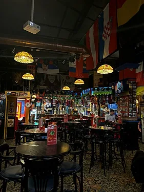 Зал — Harat’s pub