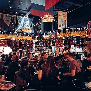 Зал — Harat’s pub