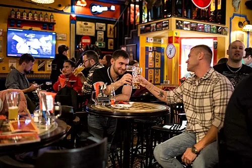 Зал — Harat’s pub