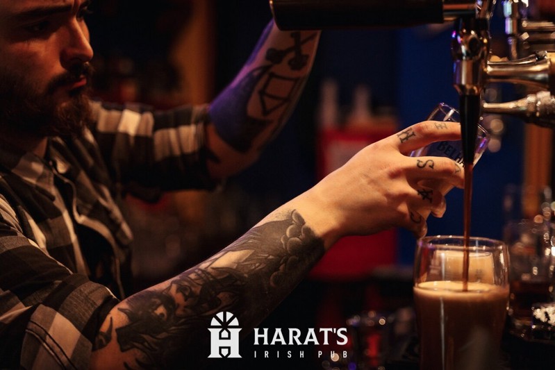 Логотип Harat’s pub