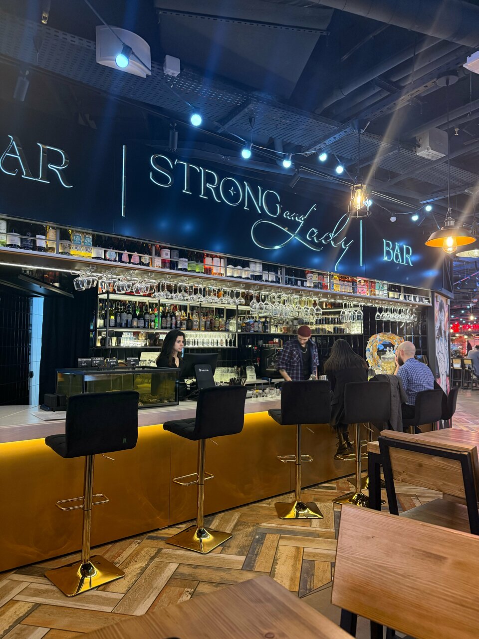 Зал — Strong and Lady