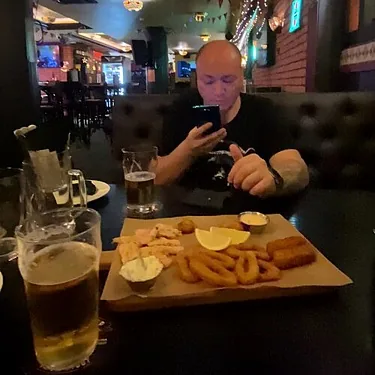 Зал — Harat’s pub