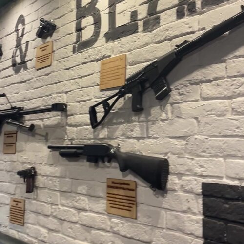Зал — Guns & Bears Pub