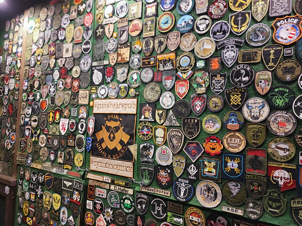 Зал — Guns & Bears Pub