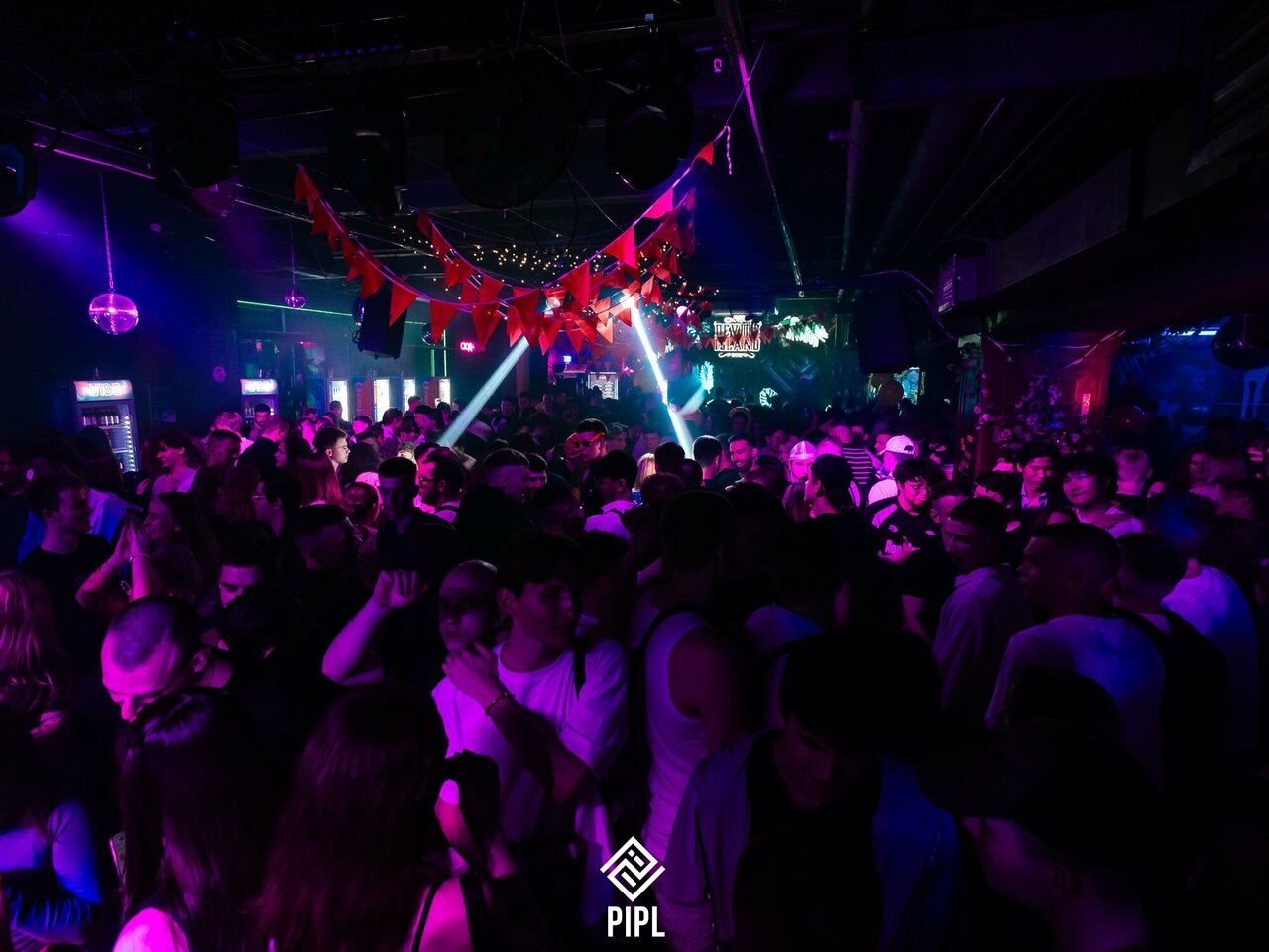 Зал — Pipl Bar