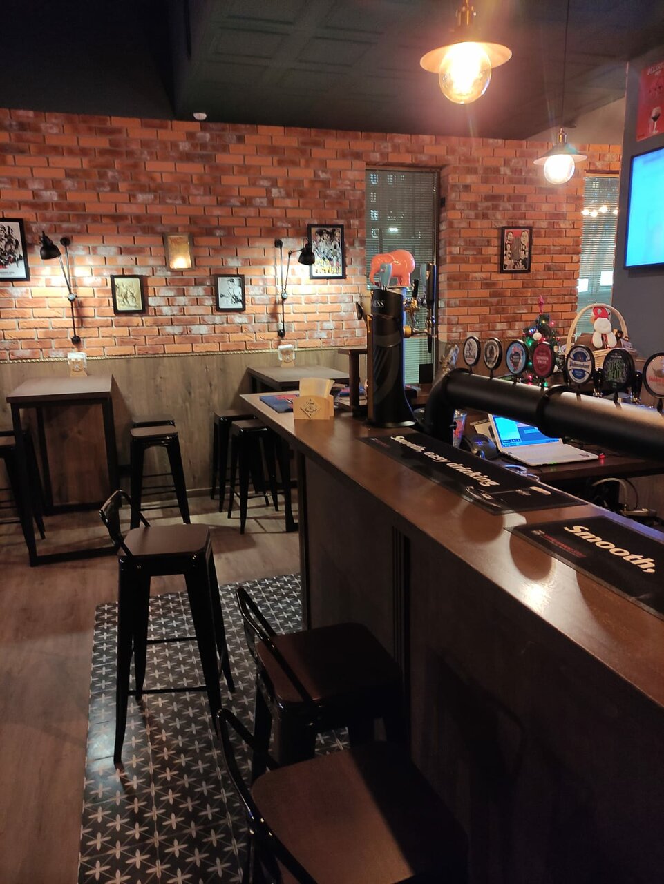 Зал — Old Monkey Pub
