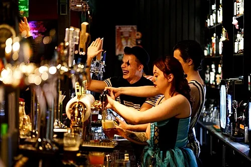 Зал — Harat's pub