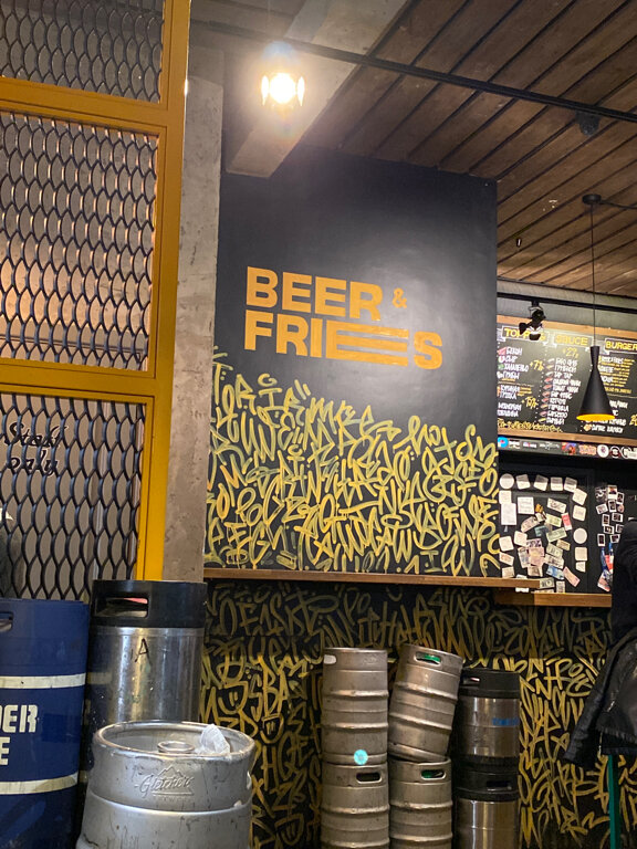 Зал — Beer & Fries
