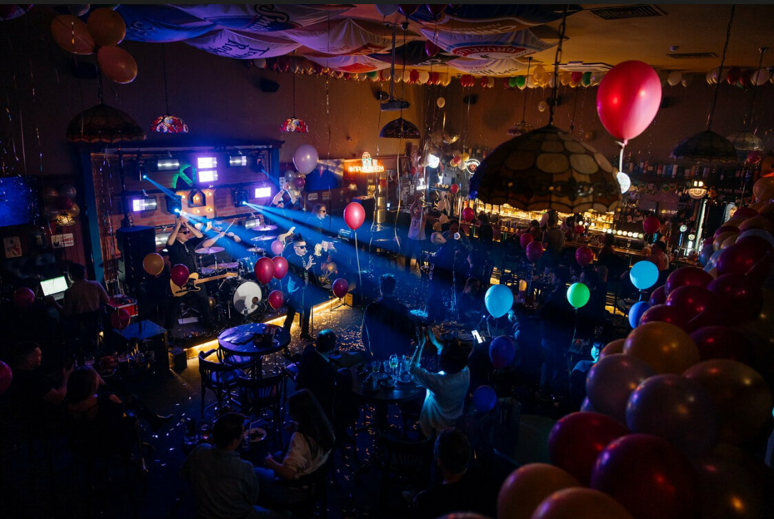 Зал — Harat’s pub
