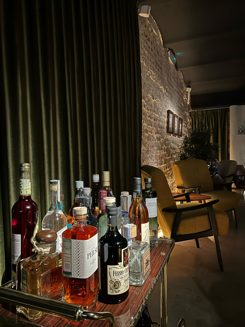 Зал — Ester