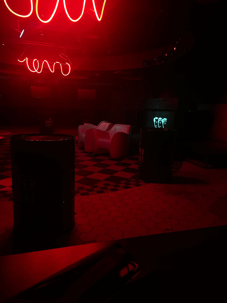 Зал — Три Обезьяны