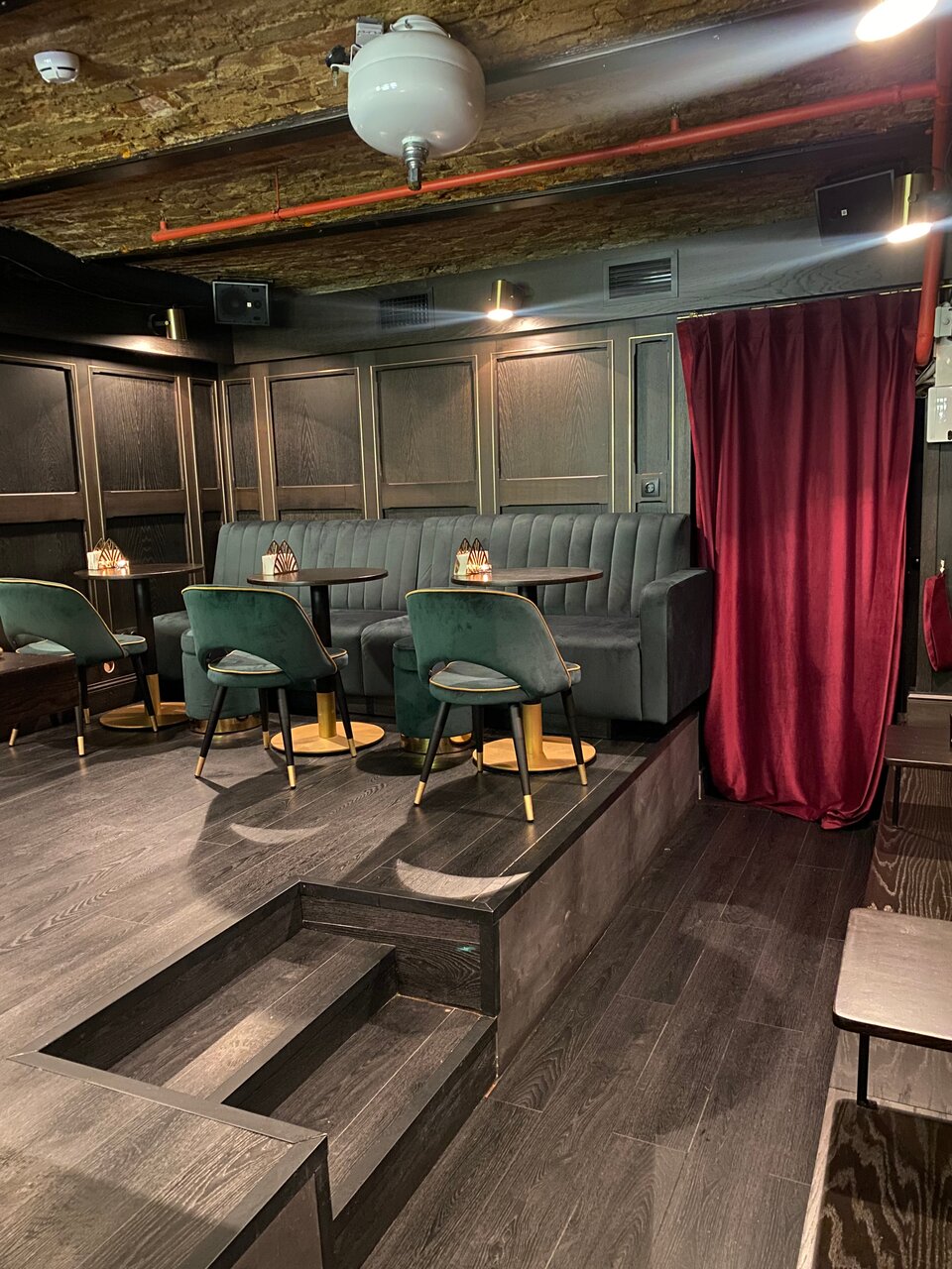 Зал — Yuppie bar