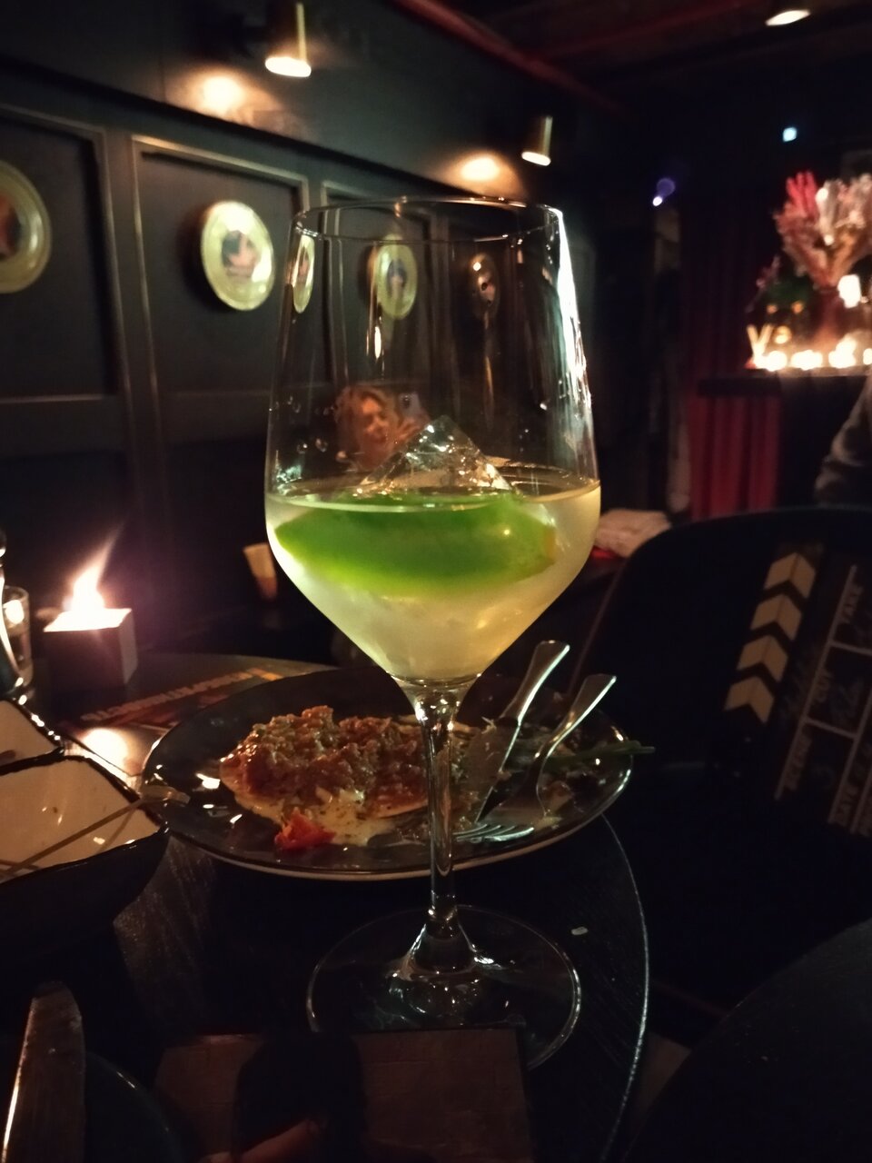 Зал — Yuppie bar