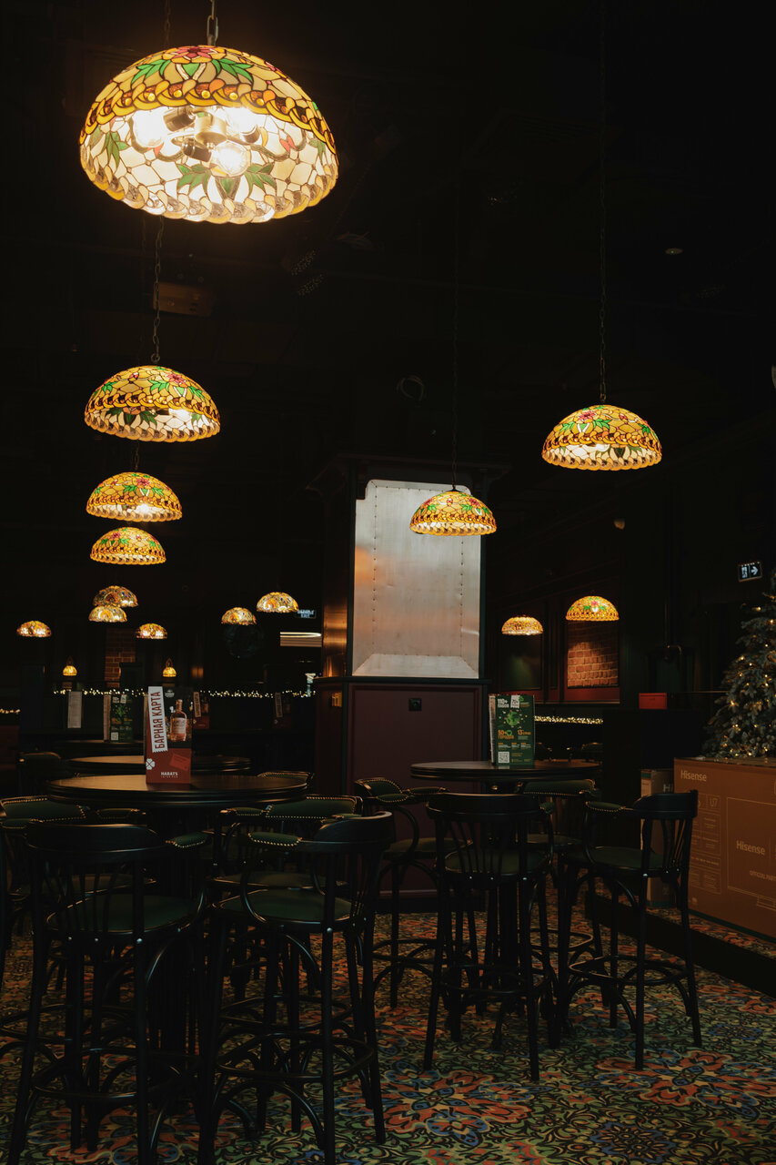 Зал — Harat's pub