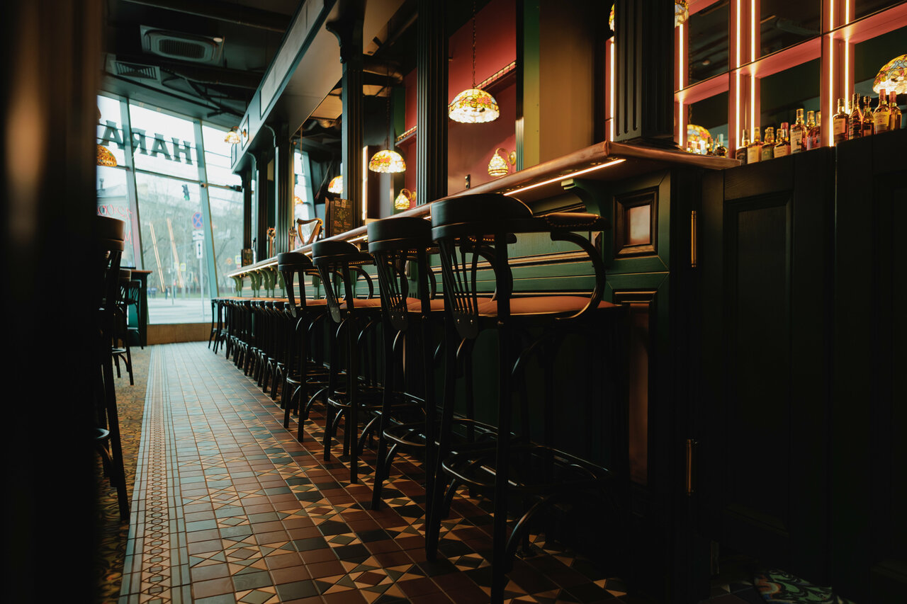 Зал — Harat's pub