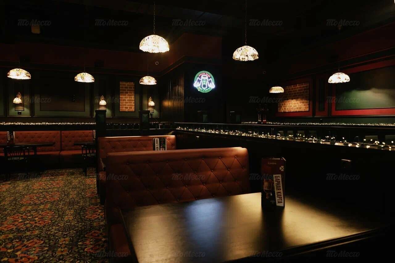 Зал — Harat's pub