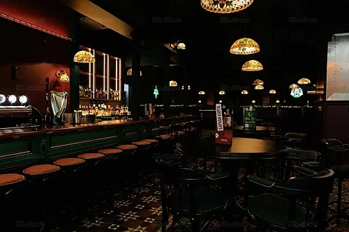 Зал — Harat's pub
