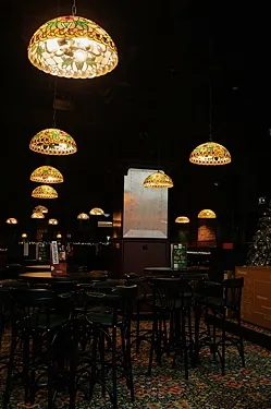 Зал — Harat's pub
