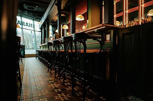 Зал — Harat's pub