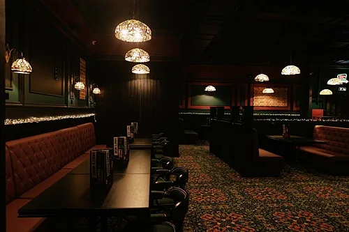 Зал — Harat's pub