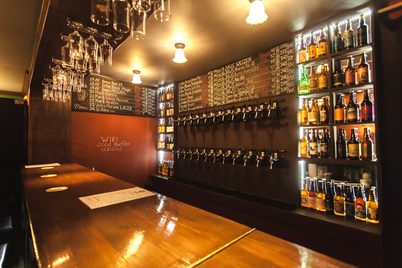 Зал — Happy Bear Pub