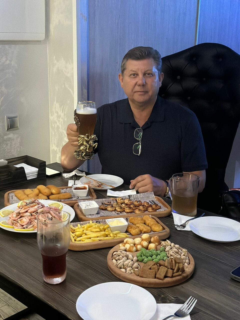 Зал — Чёрно Белое