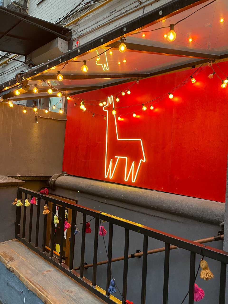 Зал — Alpaca