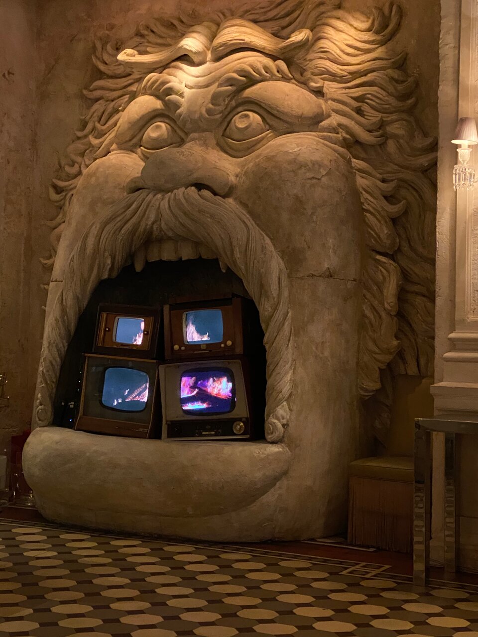 Зал — Baccarat Cristal Room