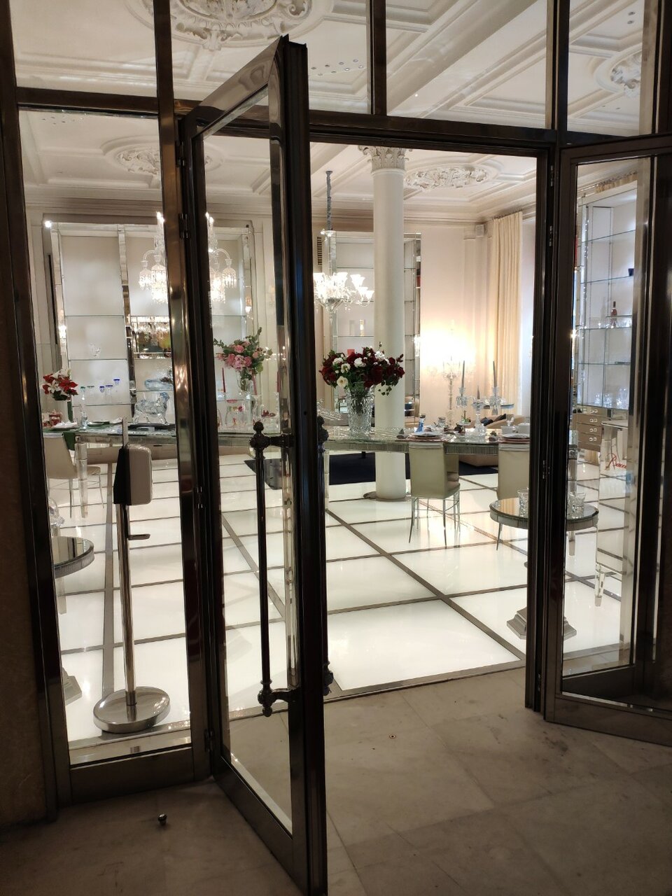 Зал — Baccarat Cristal Room