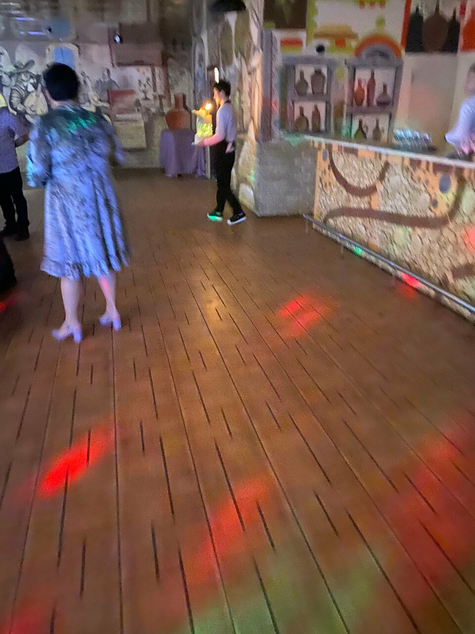 Зал — Виват