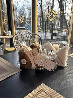Веранда в парке, Зал — фото