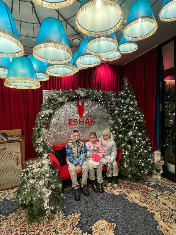 Зал — Eshak