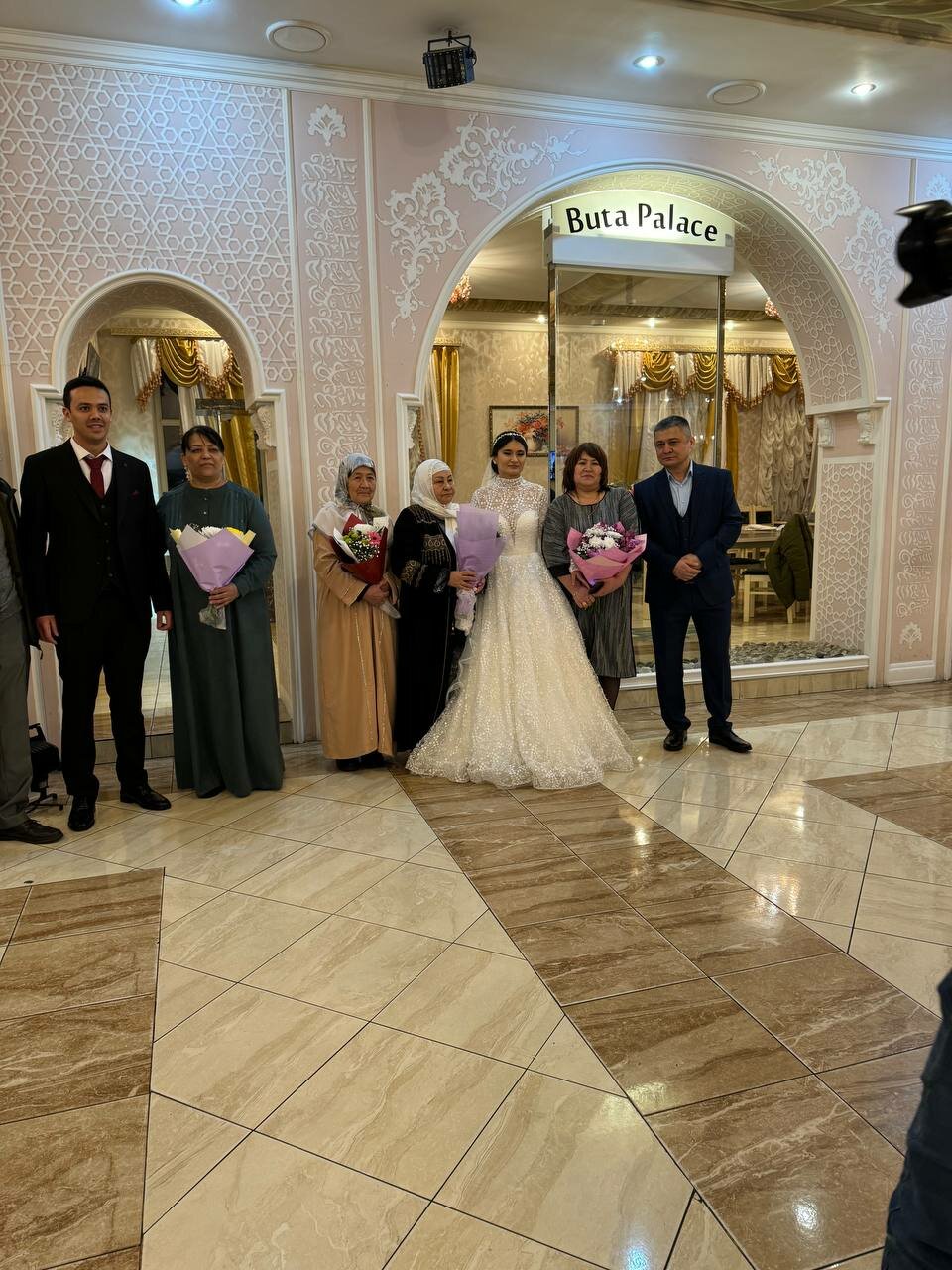 Зал — Buta Palace