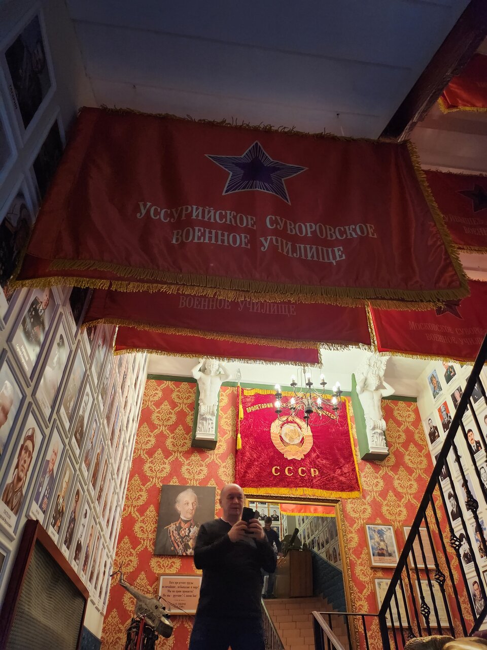Зал — Честь имею