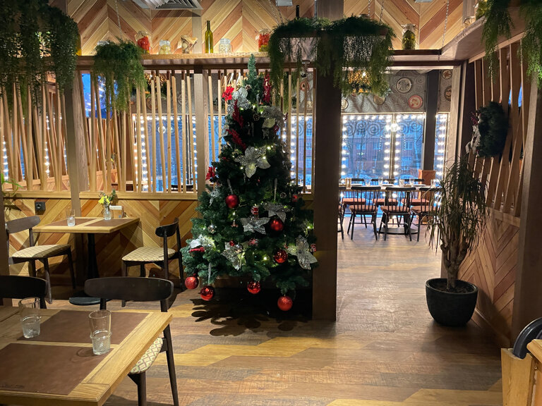 Зал — Хачо и Пури