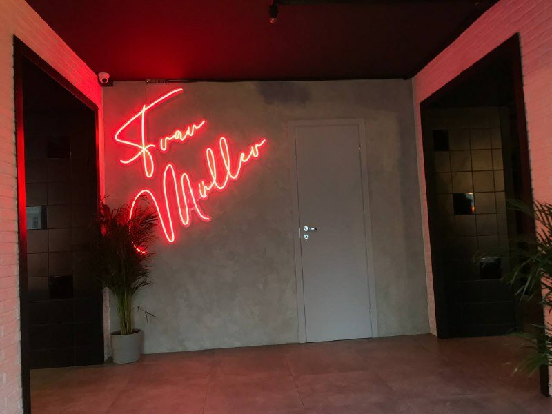 Зал — Frau Müller