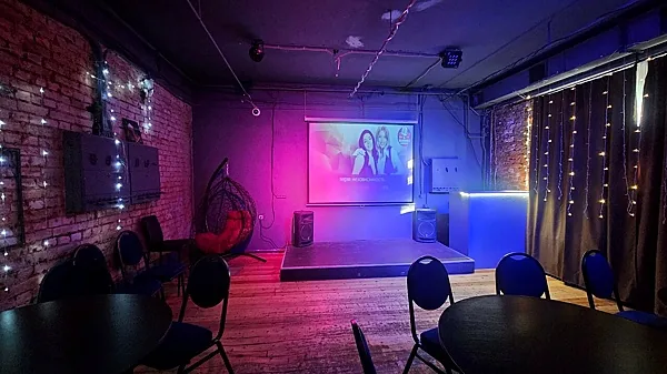Status Loft Типичный Питер, Зал — фото