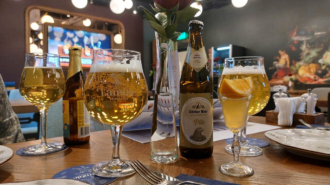 Зал — Brasserie Lambic