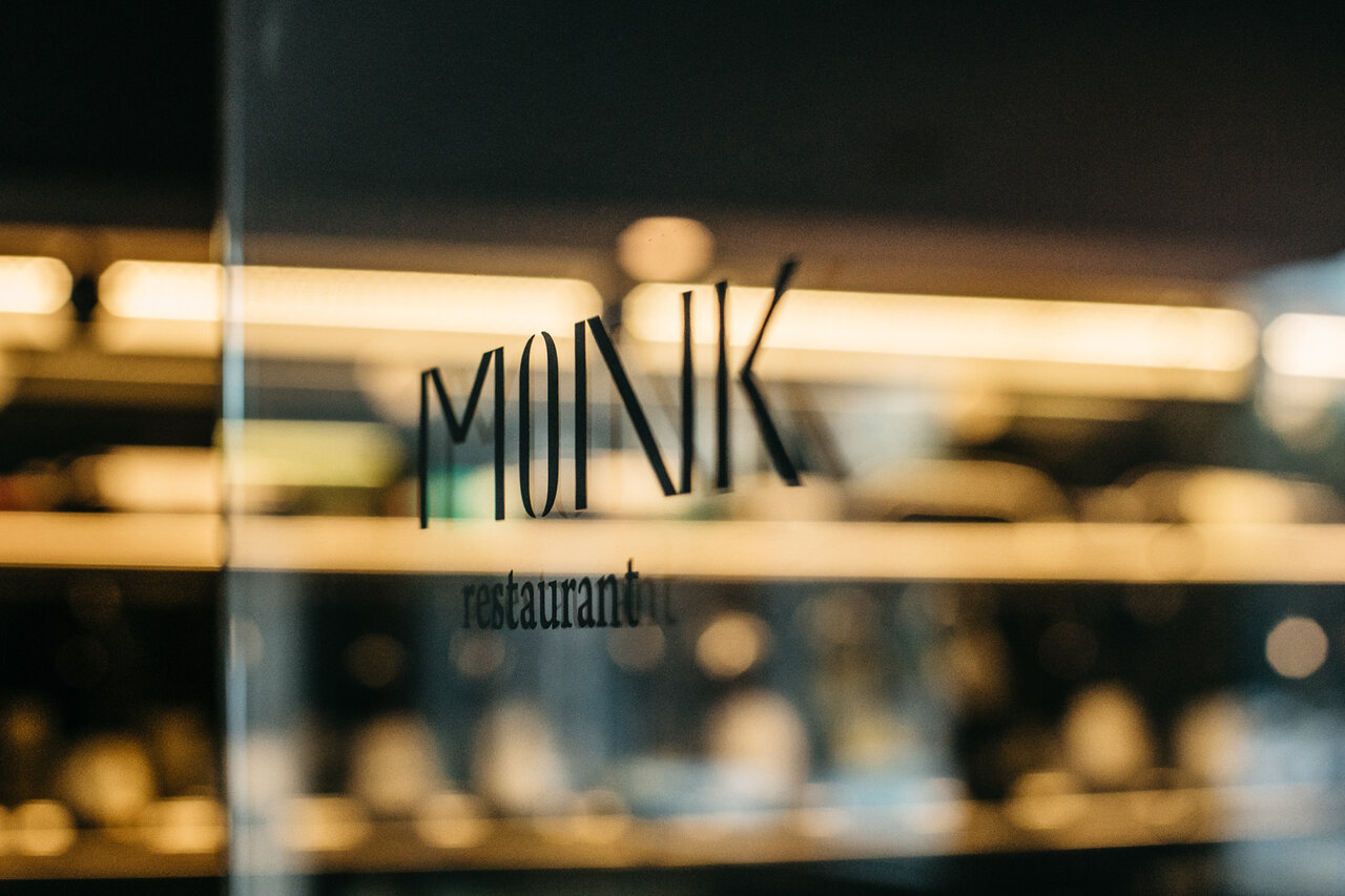 Зал — Монк
