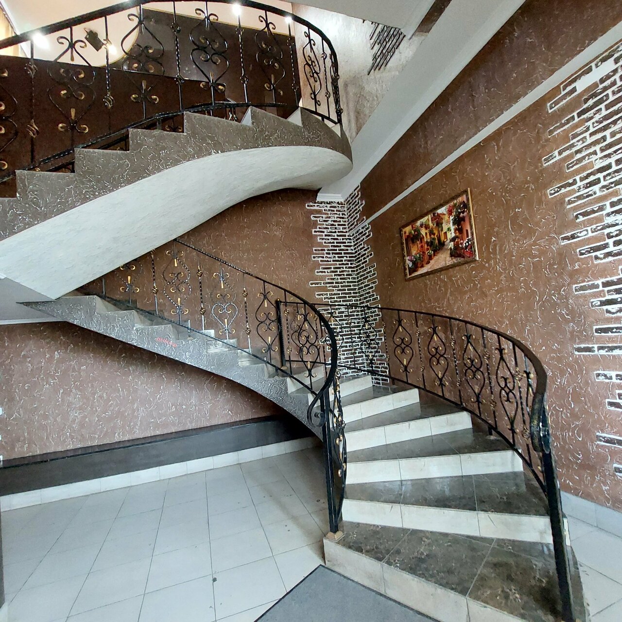 Зал — Адаманд