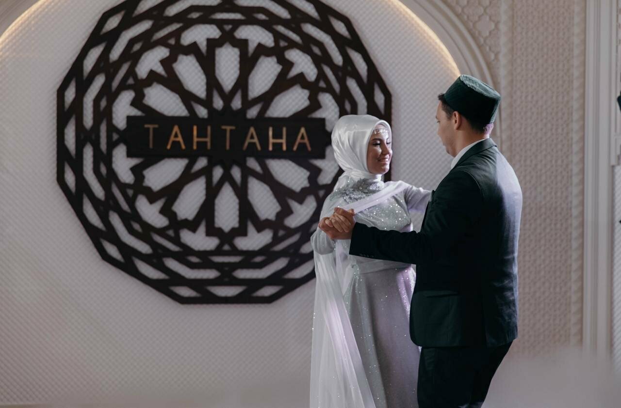 Зал — Тантана