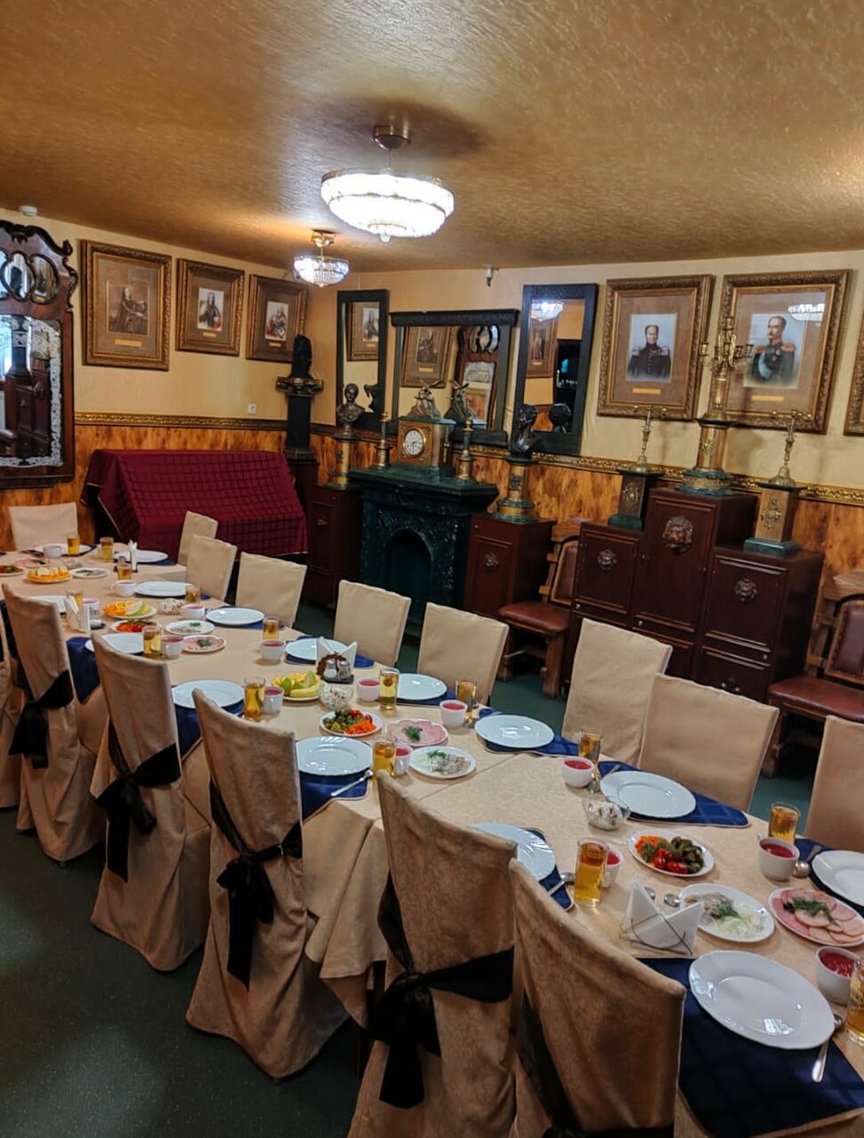 Зал — Корона